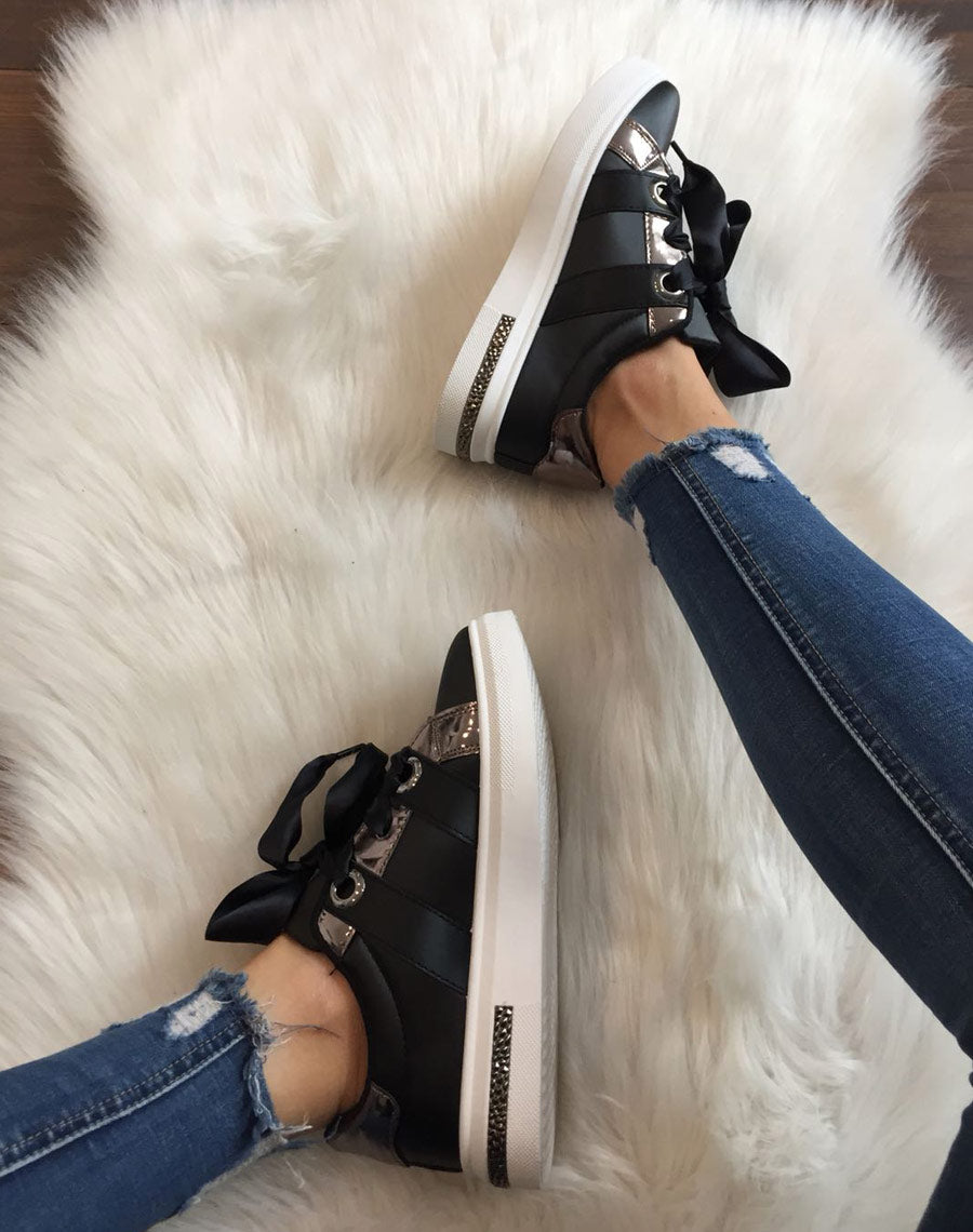 Baskets noires avec lacets effets satinés