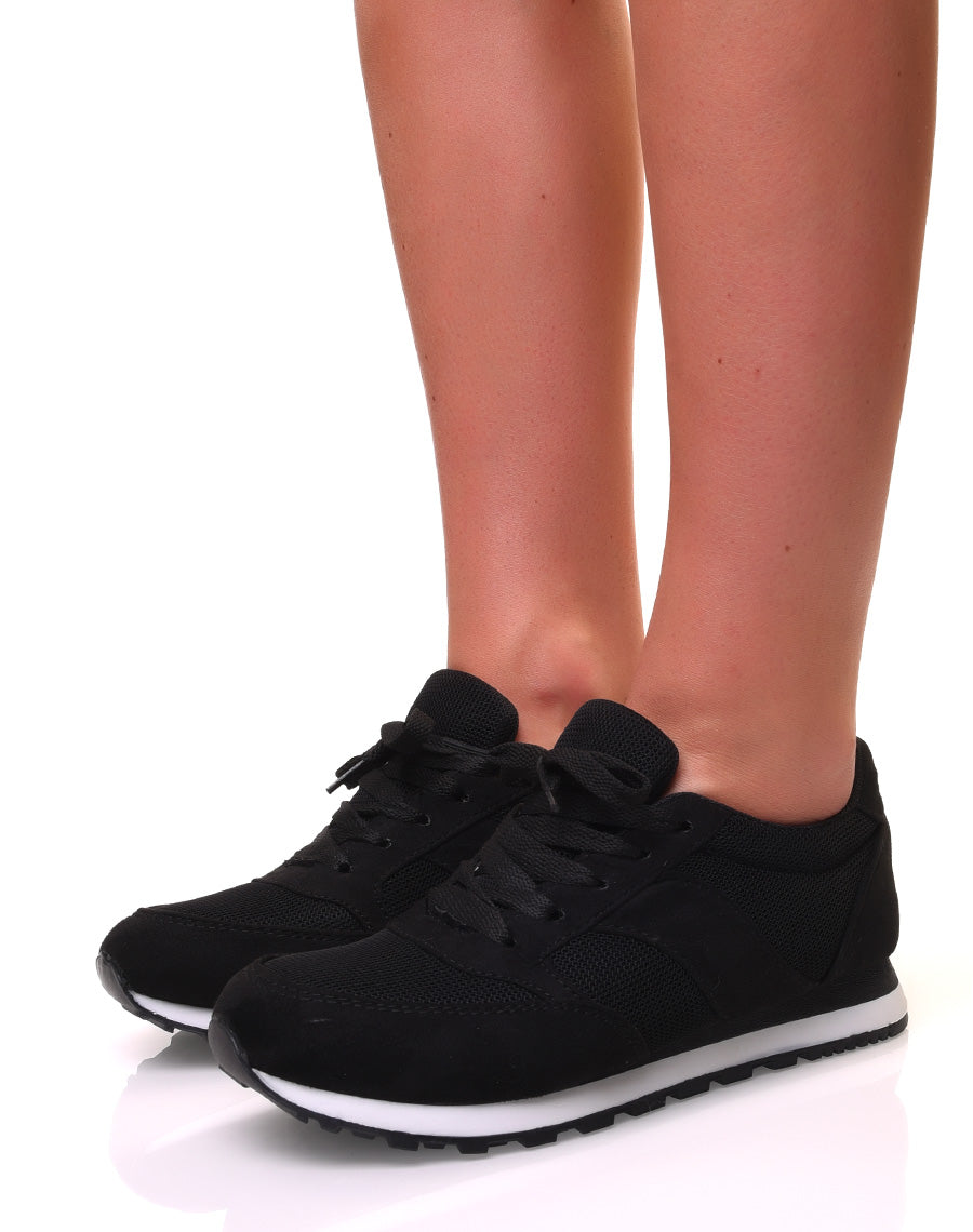 Baskets noires en toile à lacets et à semelle blanche