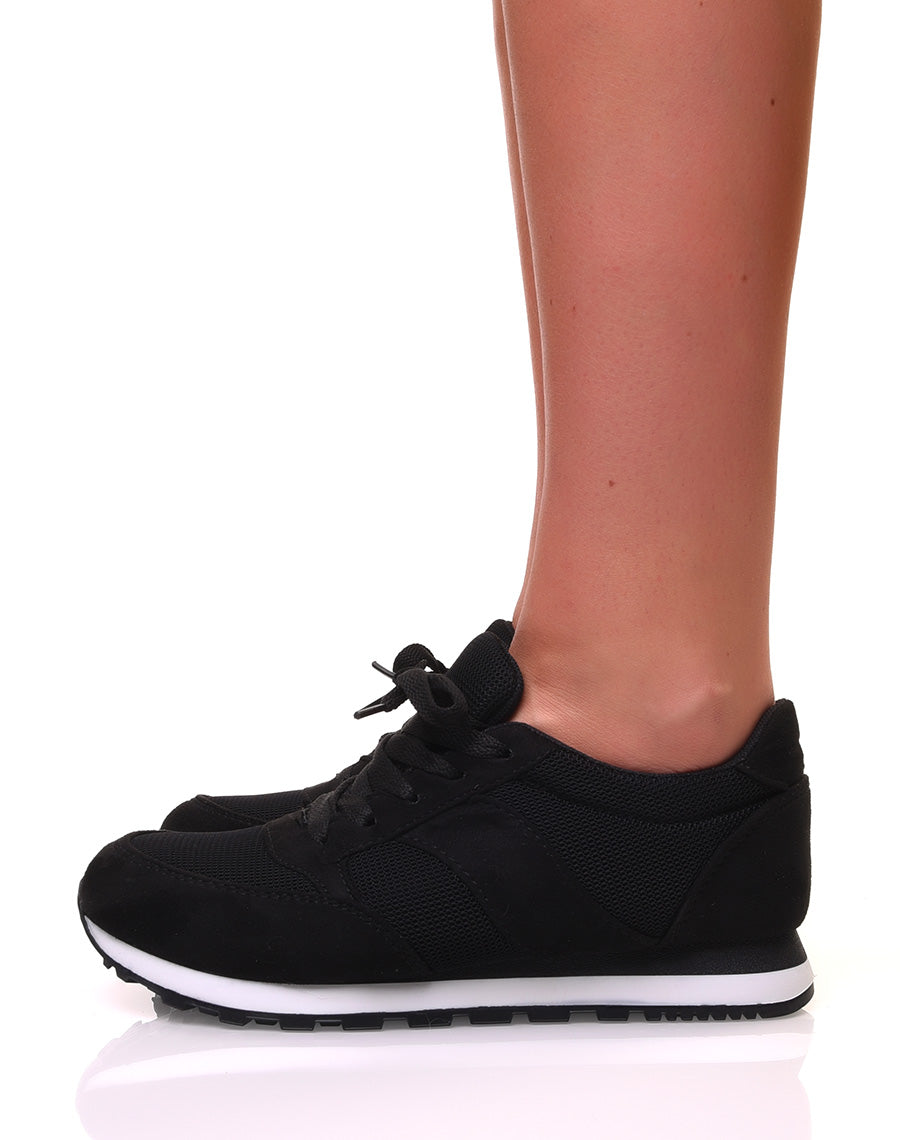 Baskets noires en toile à lacets et à semelle blanche