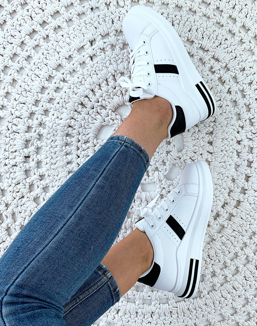 Baskets noires et blanches