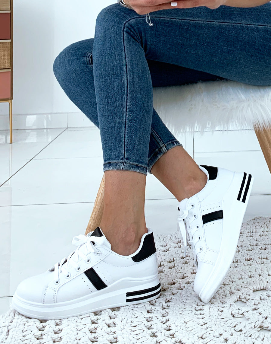 Baskets noires et blanches