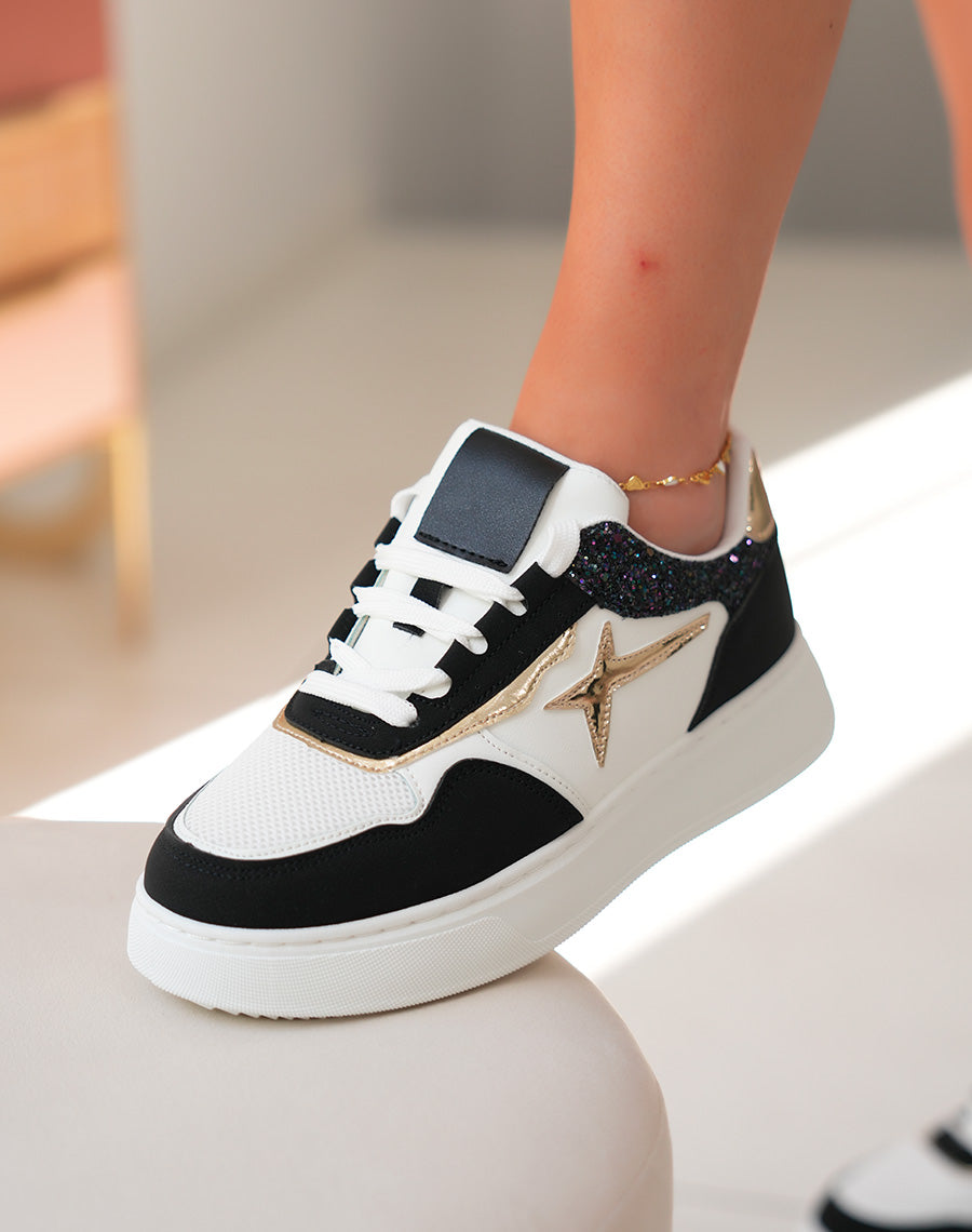 Baskets noires et blanches avec détail dorées et pailletées
