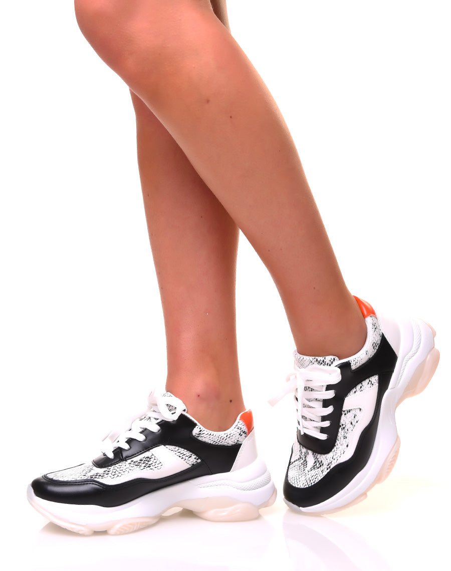 Baskets noires et blanches effet python et talon orange
