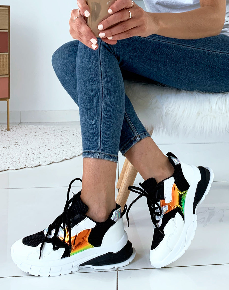 Baskets noires ornées d’empiècements holographiques