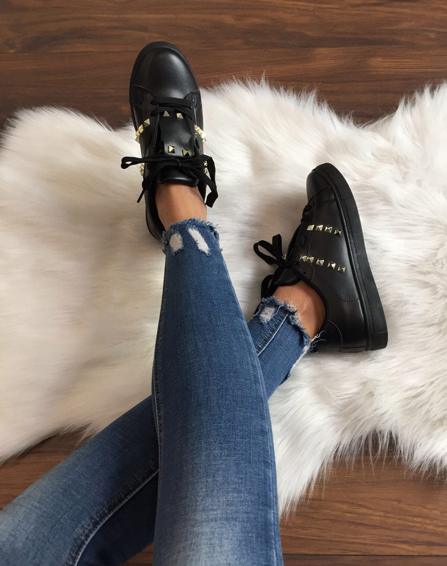 Baskets noires ornées de clous dorés