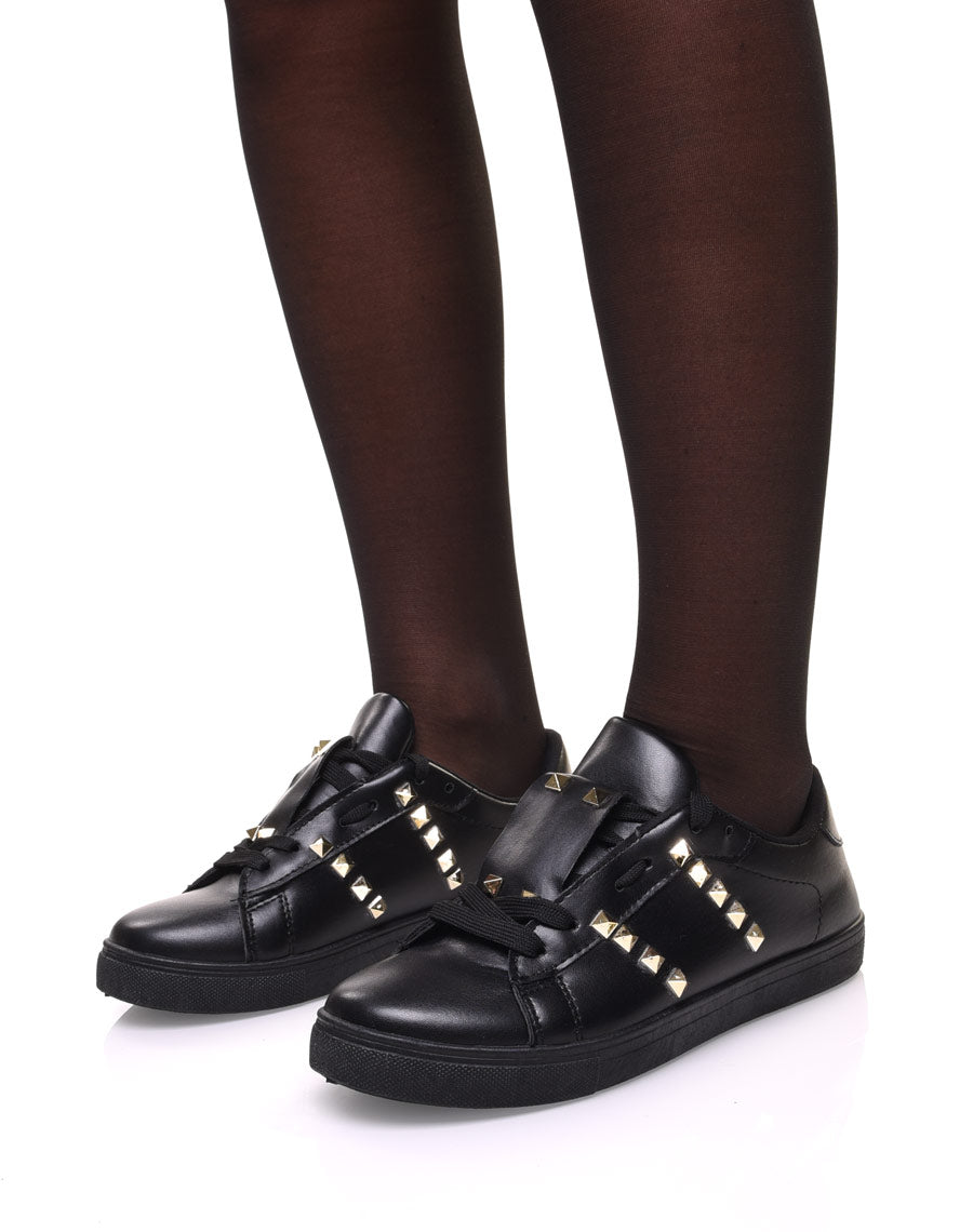 Baskets noires ornées de clous dorés
