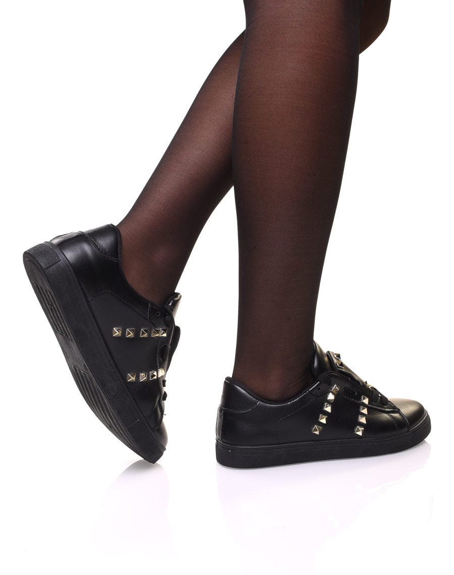 Baskets noires ornées de clous dorés