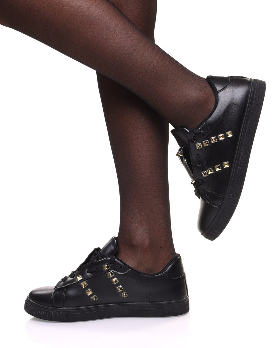 Baskets noires ornées de clous dorés