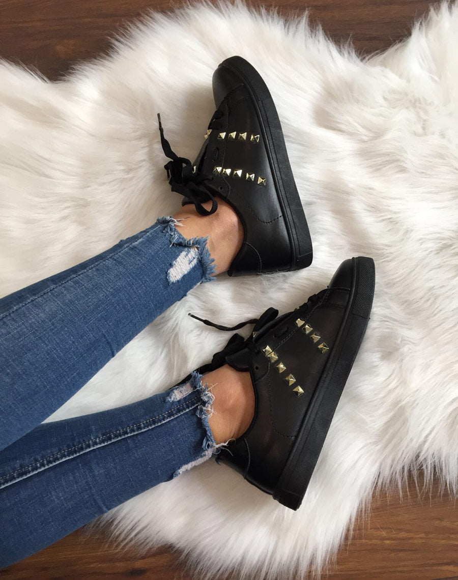 Baskets noires ornées de clous dorés