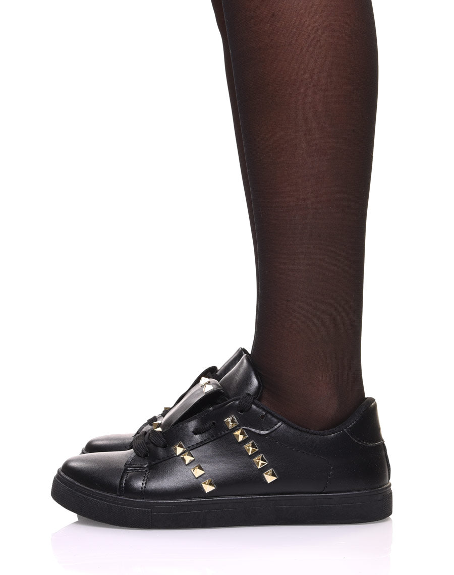 Baskets noires ornées de clous dorés