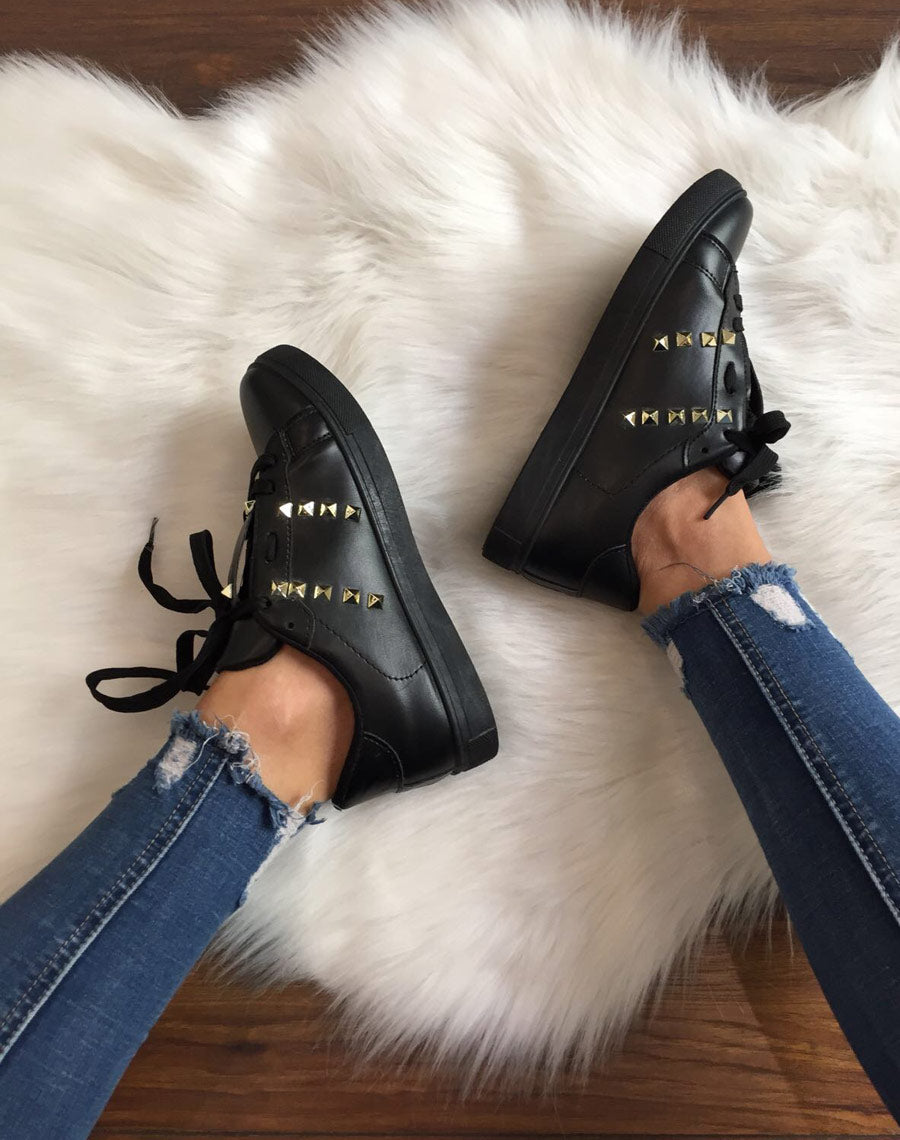 Baskets noires ornées de clous dorés