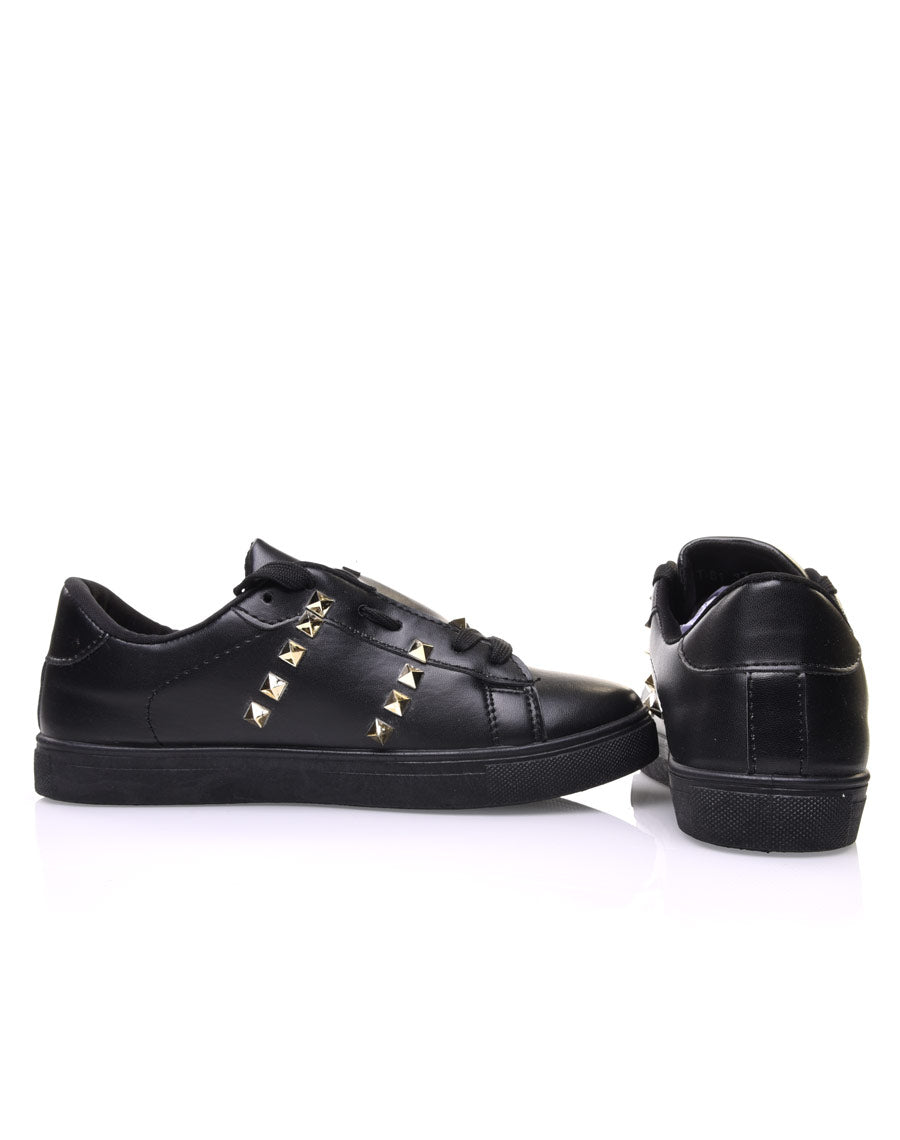 Baskets noires ornées de clous dorés