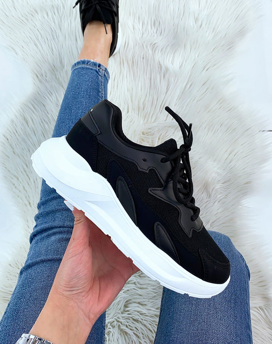 Baskets noires à semelle blanche