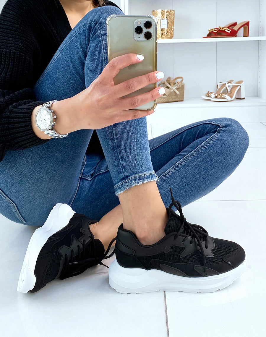 Baskets noires à semelle blanche