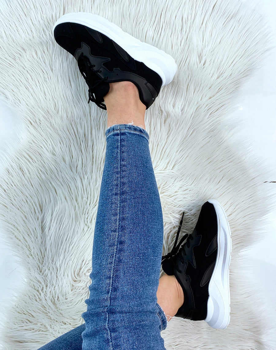 Baskets noires à semelle blanche