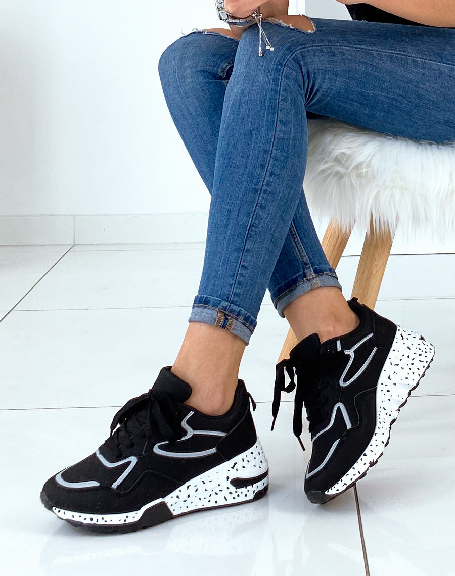 Baskets noires tachetées sur la semelle