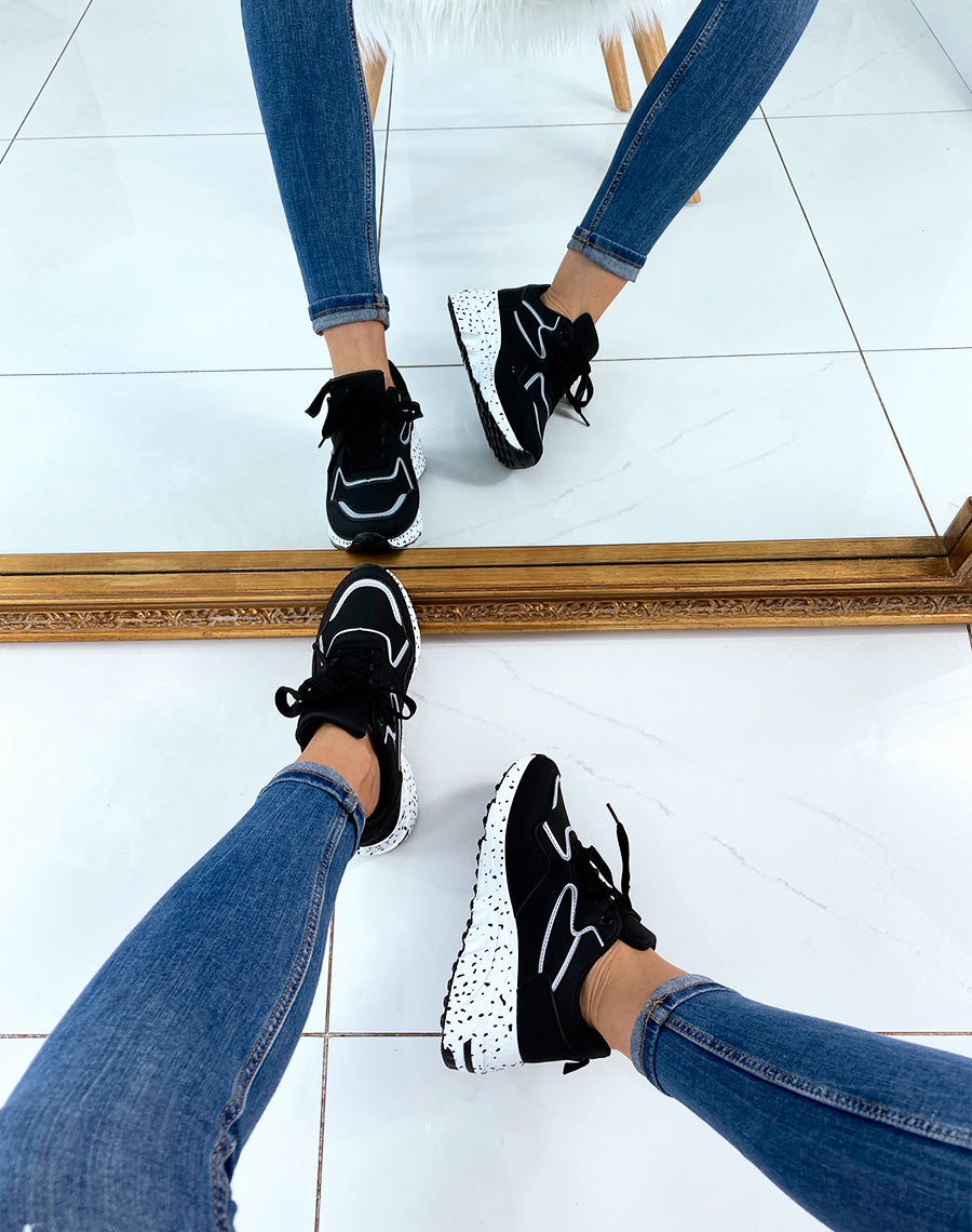 Baskets noires tachetées sur la semelle