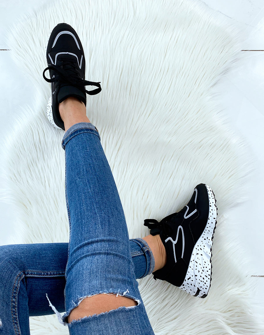 Baskets noires tachetées sur la semelle