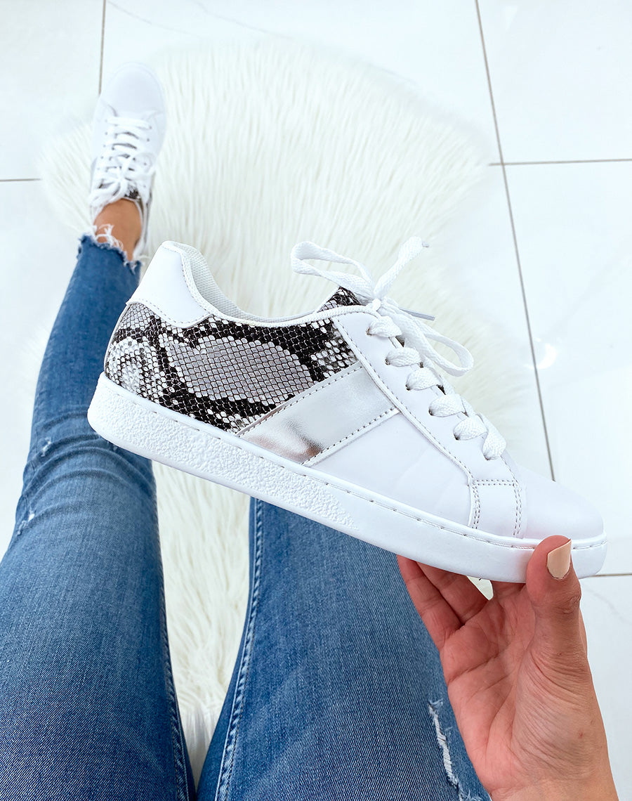 Baskets plates blanches et à motif serpent
