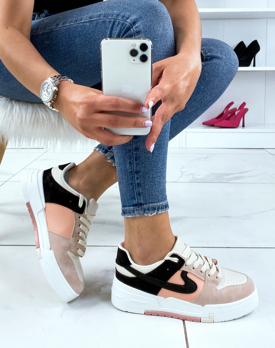 Baskets roses à détails beiges et noirs