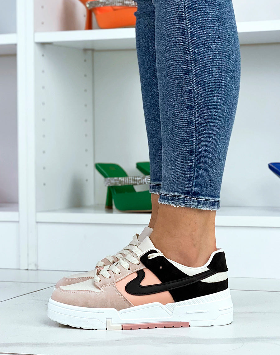 Baskets roses à détails beiges et noirs