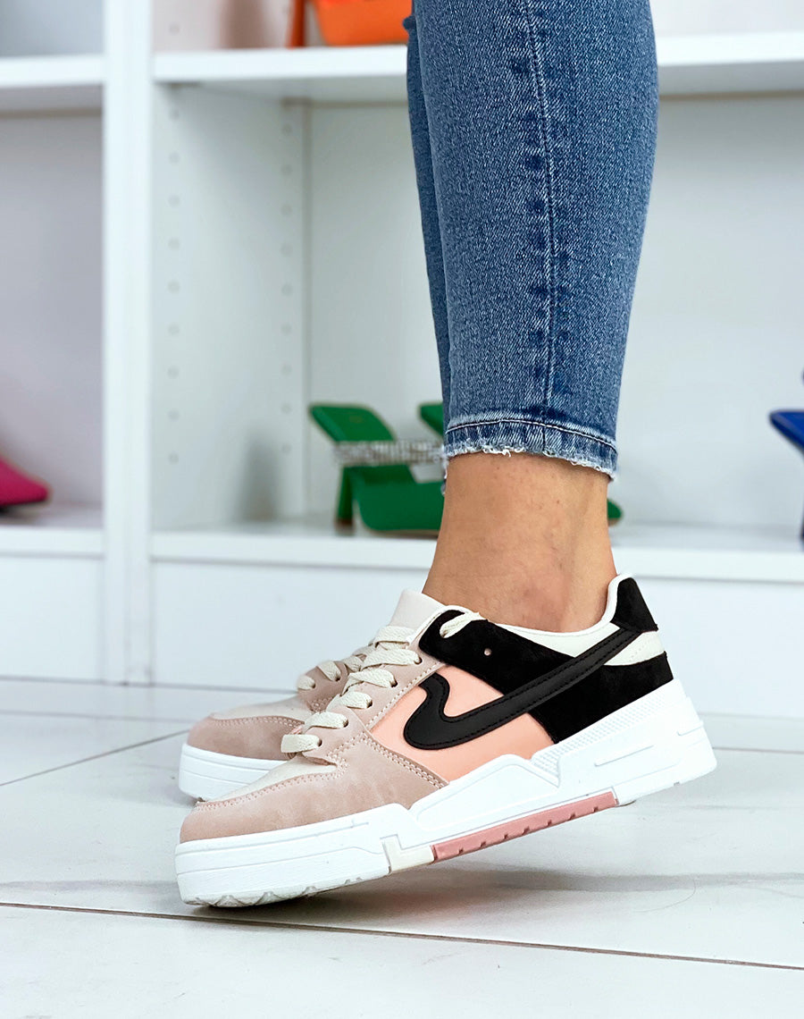 Baskets roses à détails beiges et noirs