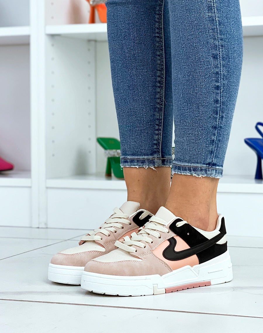 Baskets roses à détails beiges et noirs