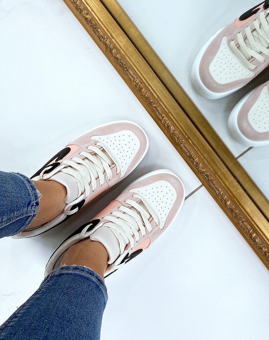 Baskets roses à détails beiges et noirs