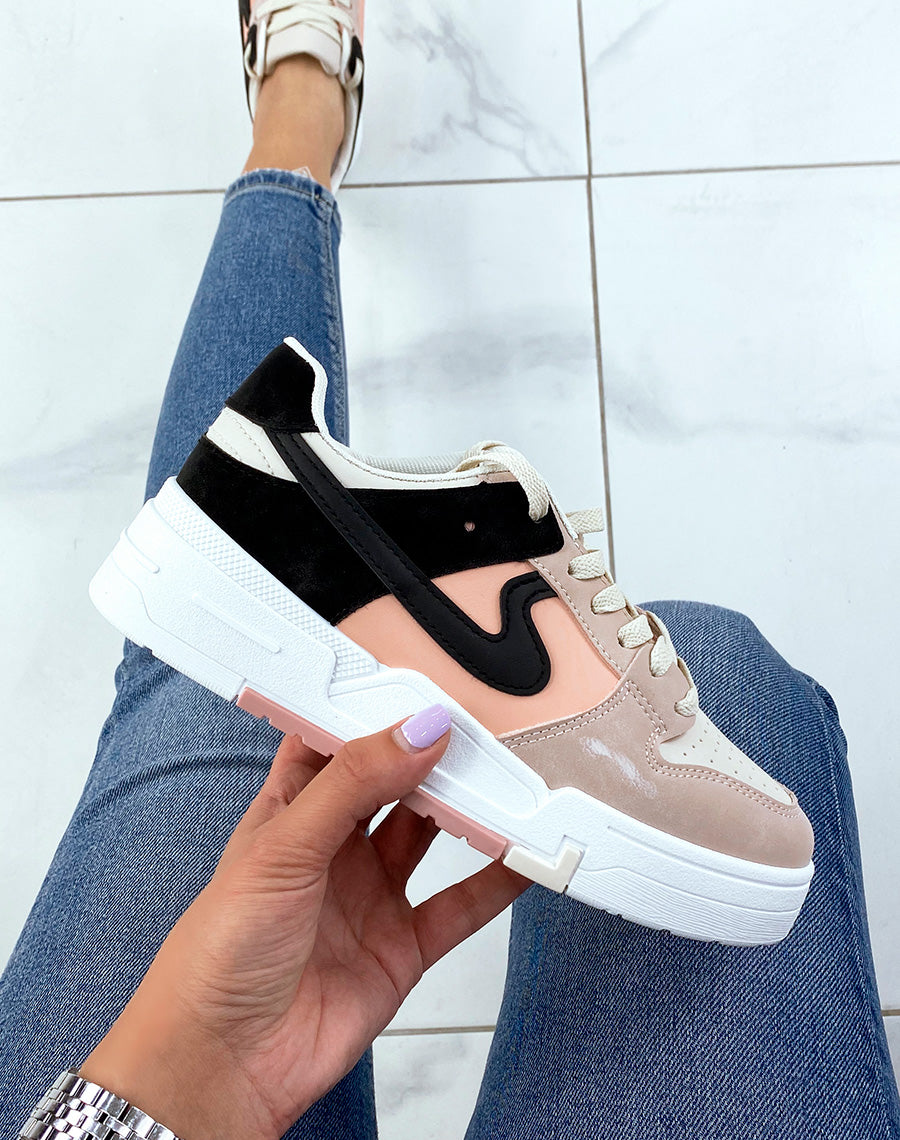 Baskets roses à détails beiges et noirs