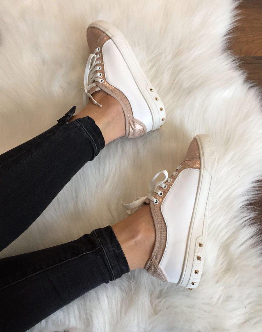 Baskets roses et blanches brillantes