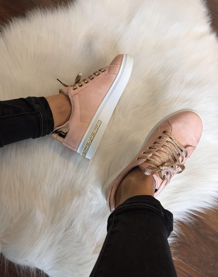 Baskets roses à œillets