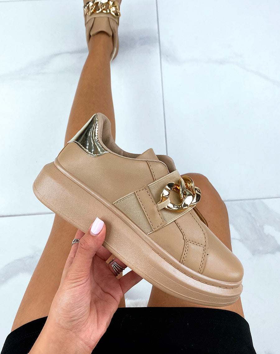 Baskets taupe ornées d’une chaîne dorée