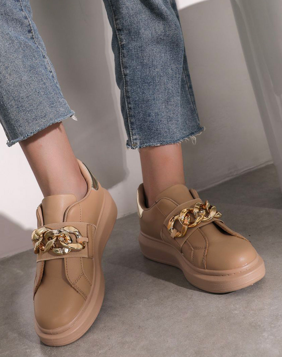 Baskets taupe ornées d’une chaîne dorée