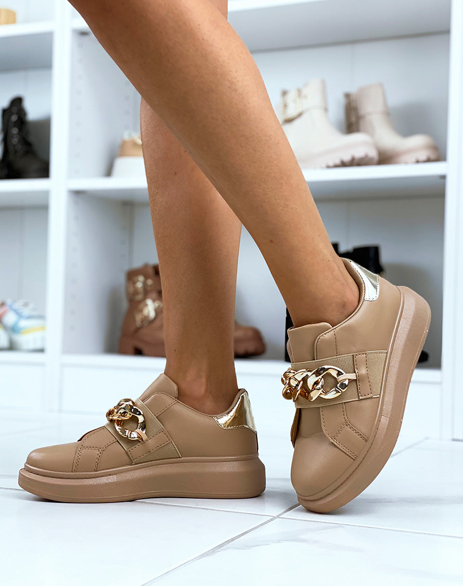 Baskets taupe ornées d’une chaîne dorée