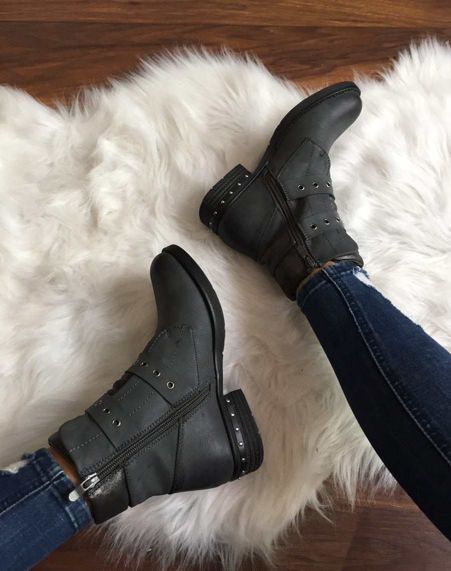 Boots grises à sangles bouclées