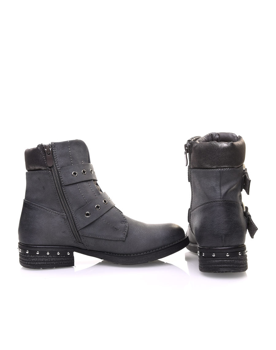 Boots grises à sangles bouclées