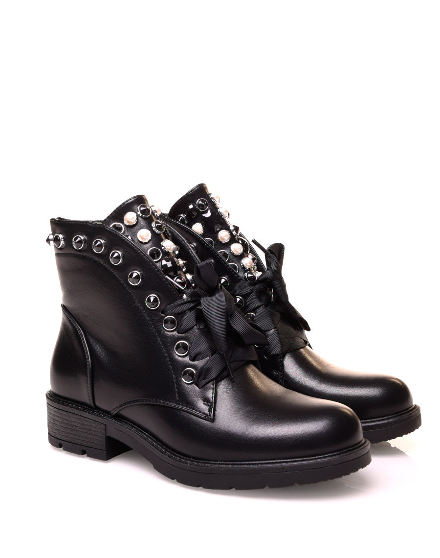 Boots noire à lacet épais à perles