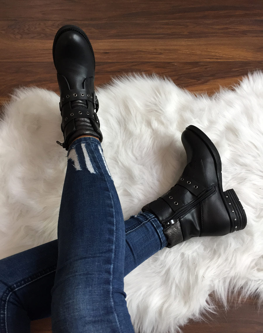 Boots noires à sangles bouclées