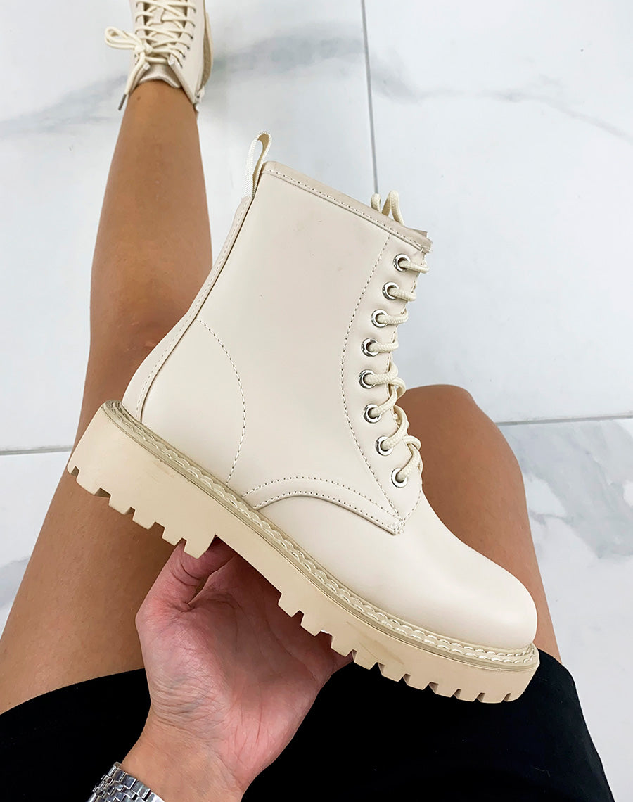 Bottes beige en simili cuir à lacets