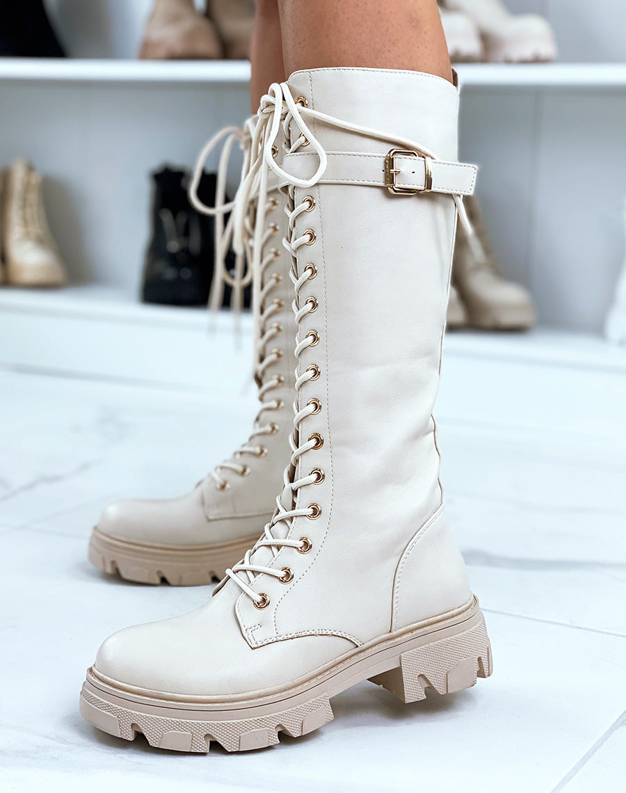 Bottes beiges lacées à lanière et semelle crantée