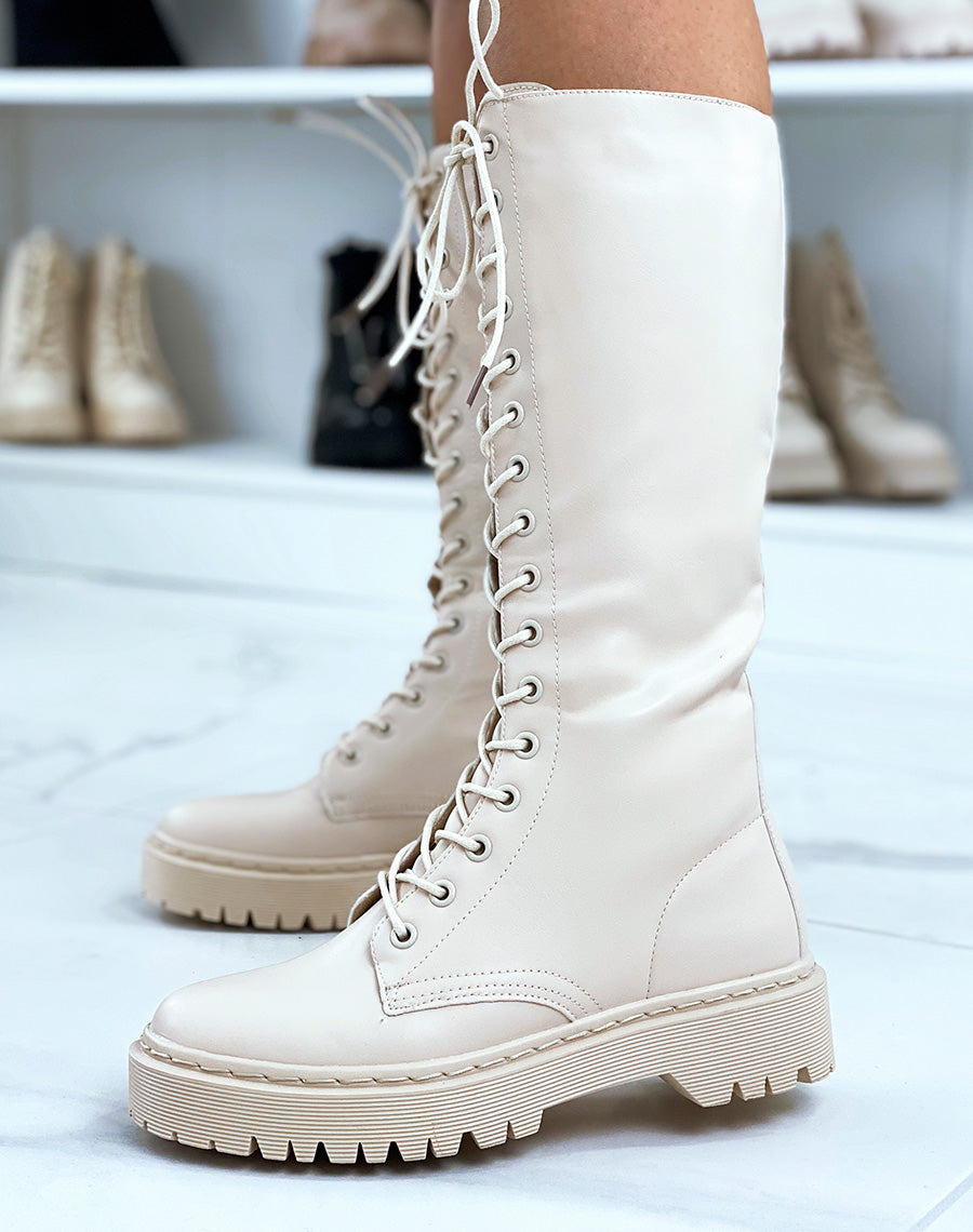 Bottes beiges lacées à semelle plate et crantée