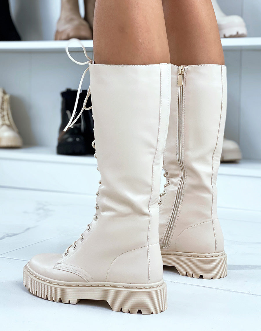 Bottes beiges lacées à semelle plate et crantée