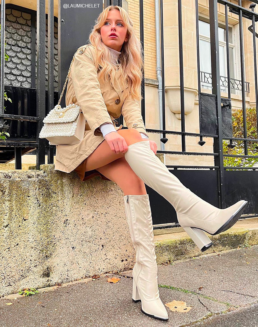 Bottes beiges style chaussette à talon et bout pointu à détail argenté