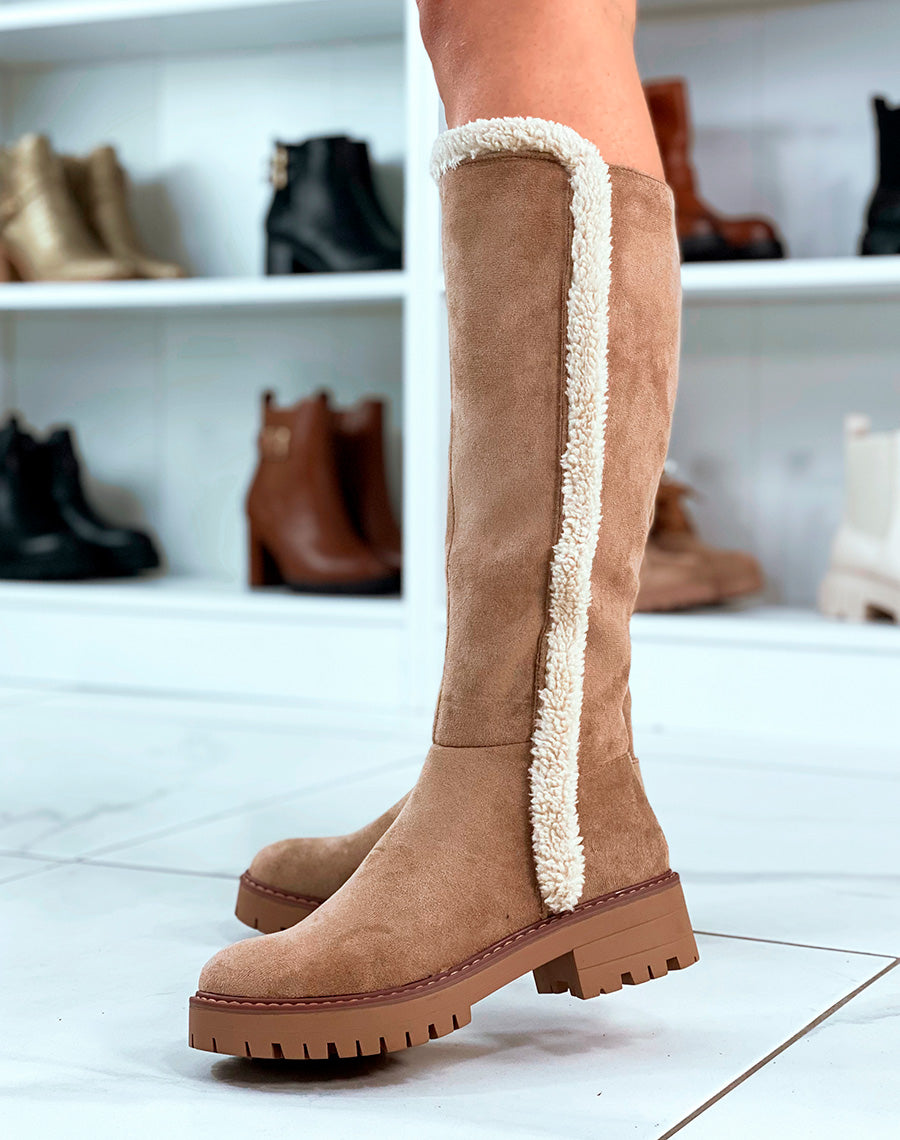 Bottes en suédine beiges et à détails en fausse fourrure