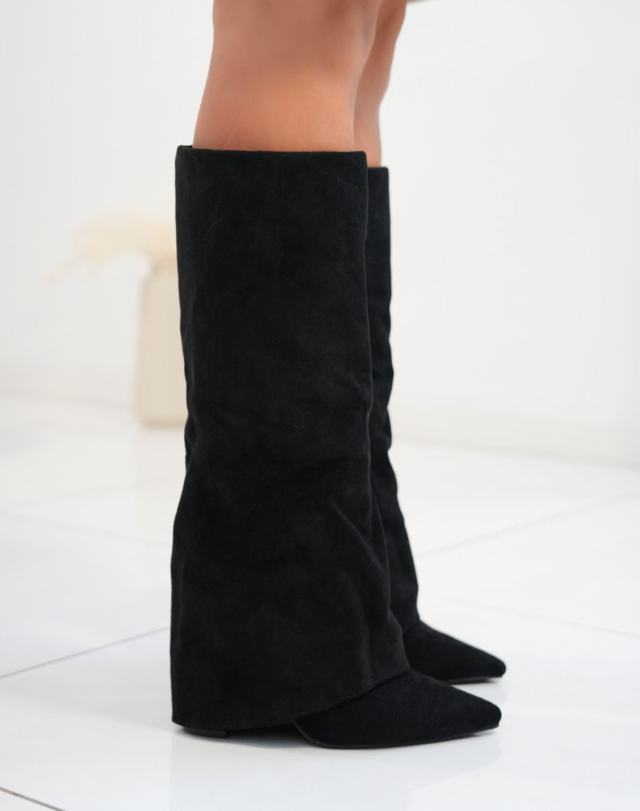 Bottes en suédines noires repliées à bout pointus