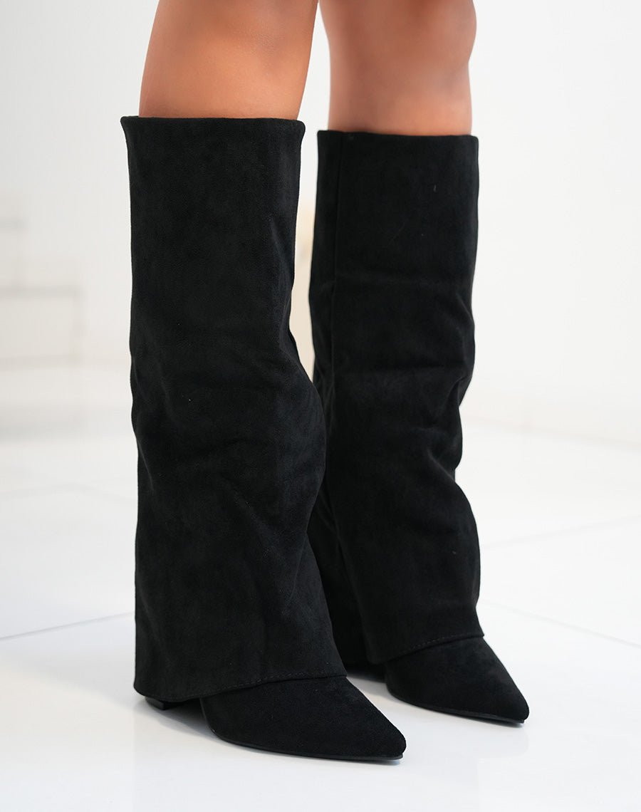 Bottes en suédines noires repliées à bout pointus
