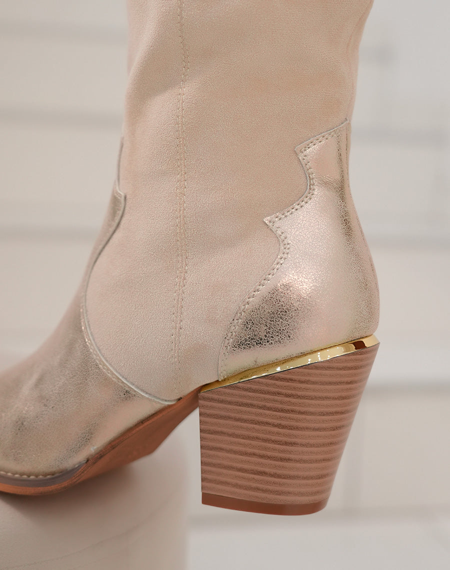 Bottes femme beiges style cow-boy avec détails dorés et talon carré