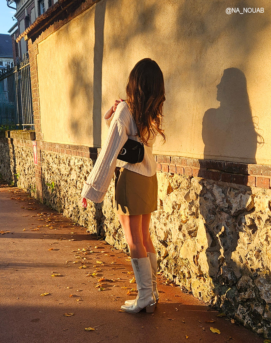 Bottes femme beiges style cow-boy avec détails dorés et talon carré