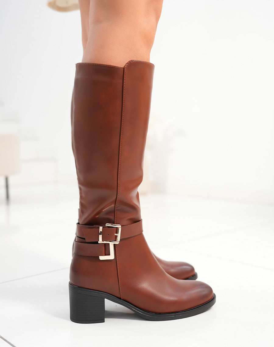 Bottes femme camel avec talon moyen et double sangles décoratives dorées