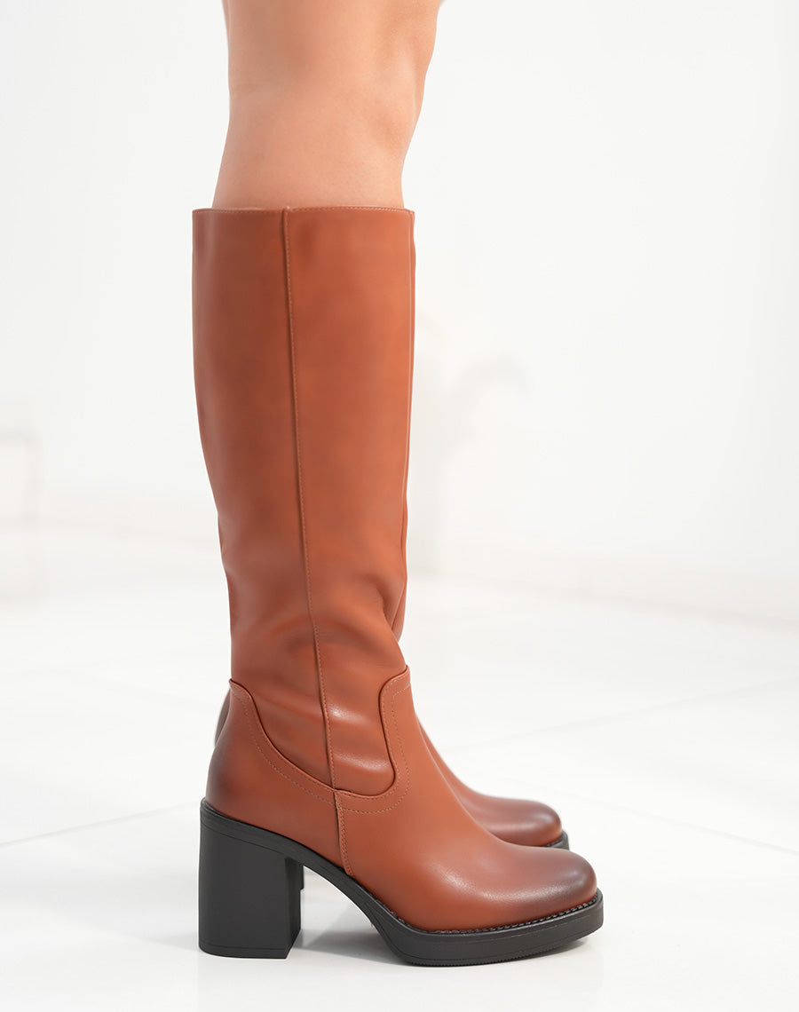 Bottes femme camel à talon moyen avec bout rond et effet délavé élégance et caractère